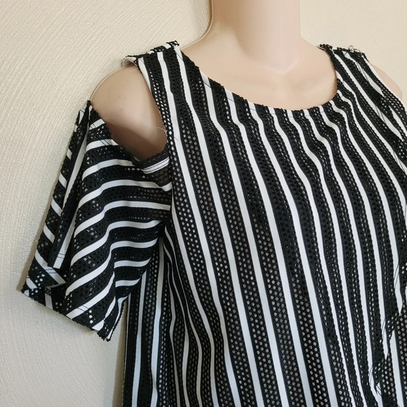 IT GIRL Black and White Cold Shoulder Blouse Top Size Women's Small NEW - Picture 5 of 12